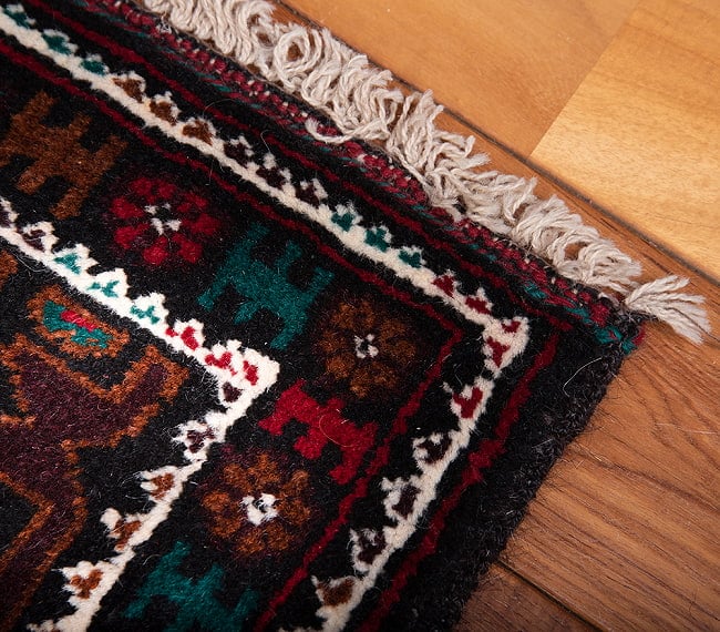 遊牧民バローチの手織り絨毯【約207cm x 114cm】 8 - フリンジの部分です