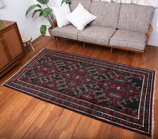 遊牧民バローチの手織り絨毯【約207cm x 114cm】の写真1枚目です。商品を実際に使ってみた感じで撮影しましたラグ,バローチ,アンティーク,マット,絨毯,手織り絨毯,パキスタン