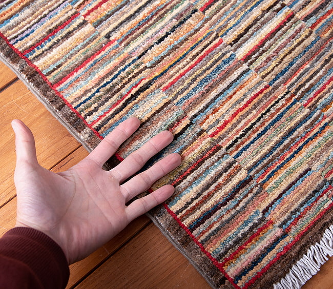 【一点物】パシュトゥンの手織り絨毯 - 90cm x 60cm 10 - サイズ比較のために手と一緒に撮影しました