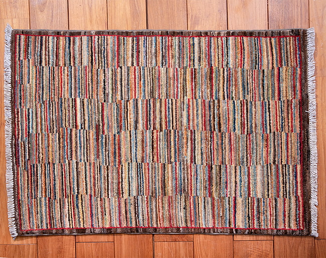 【一点物】パシュトゥンの手織り絨毯 - 90cm x 60cm 3 - 全体のデザインがわかりやすいように、上から撮影しました