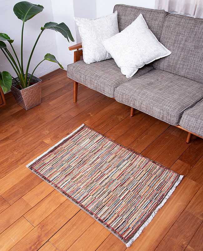 【一点物】パシュトゥンの手織り絨毯 - 90cm x 60cm 4 - 実際に使用する感じで撮影しました