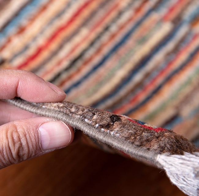 【一点物】パシュトゥンの手織り絨毯 - 90cm x 60cm 9 - 踏み心地のある丁度いい厚みです