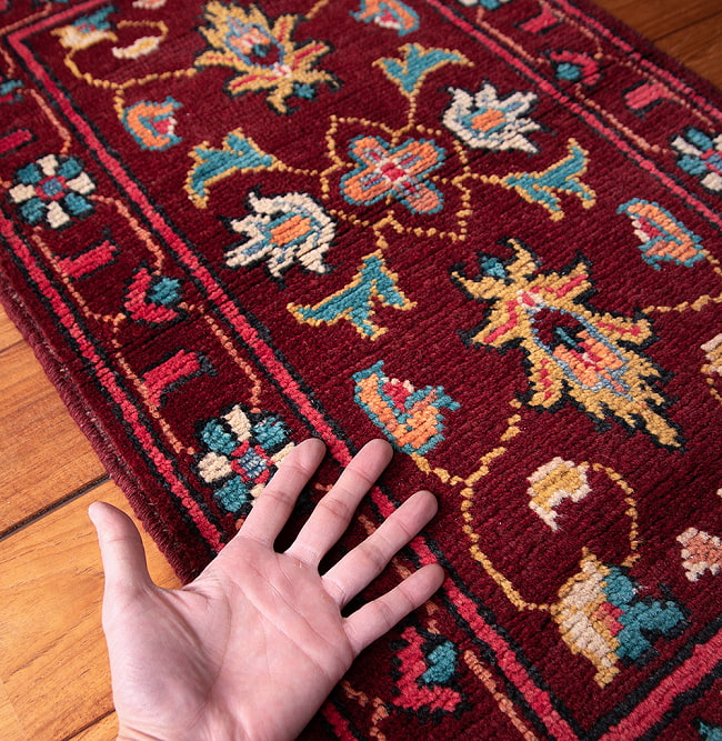 【一点物】パシュトゥンの手織り絨毯 - 98cm x 53cm 13 - サイズ比較のために手と一緒に撮影しました