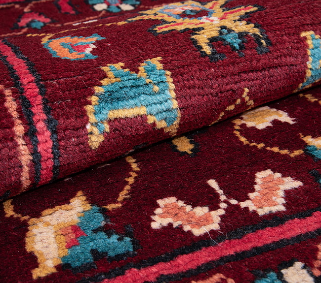 【一点物】パシュトゥンの手織り絨毯 - 98cm x 53cm 2 - 絨毯の質感がわかるように、波立たせて撮影しました