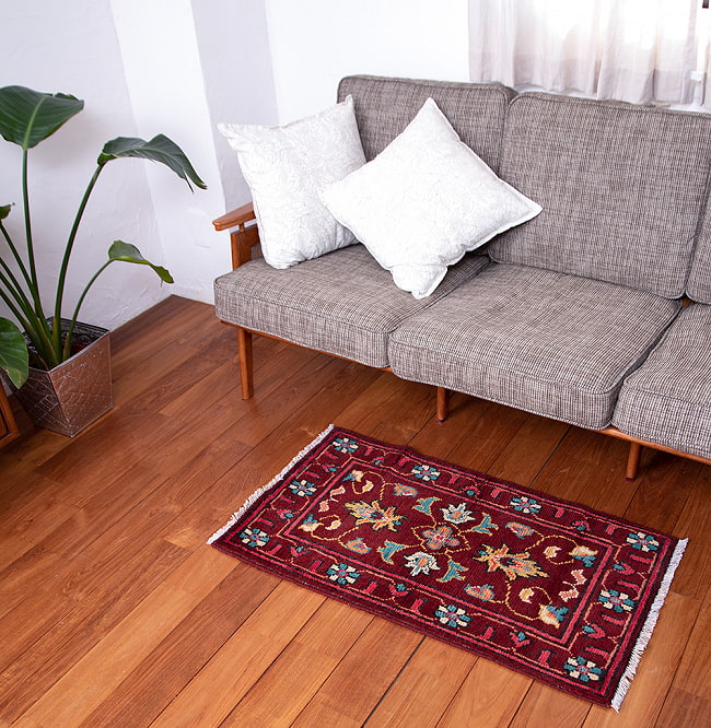 【一点物】パシュトゥンの手織り絨毯 - 98cm x 53cm 4 - 実際に使用する感じで撮影しました