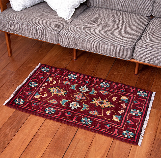 【一点物】パシュトゥンの手織り絨毯 - 98cm x 53cmの写真1枚目です。実際に使用する感じで撮影しましたラグ,バローチ,アンティーク,マット,絨毯,手織り絨毯,パキスタン