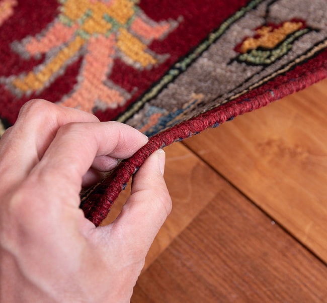【一点物】パシュトゥンの手織り絨毯 - 98cm x 53cm 11 - 踏み心地のある丁度いい厚みです
