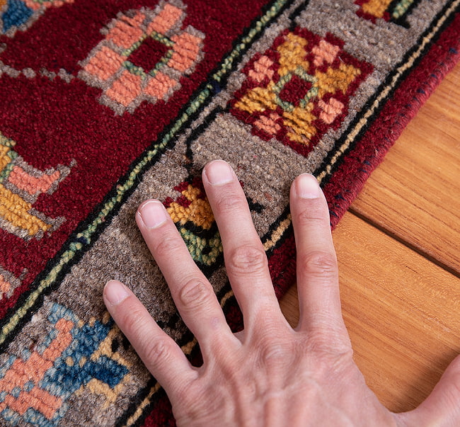 【一点物】パシュトゥンの手織り絨毯 - 98cm x 53cm 12 - サイズ比較のために手と一緒に撮影しました
