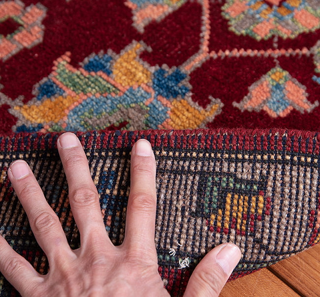 【一点物】パシュトゥンの手織り絨毯 - 98cm x 53cm 13 - サイズ比較のために手と一緒に撮影しました