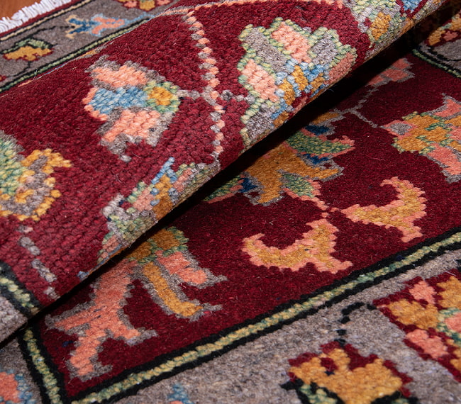 【一点物】パシュトゥンの手織り絨毯 - 98cm x 53cm 2 - 絨毯の質感がわかるように、波立たせて撮影しました