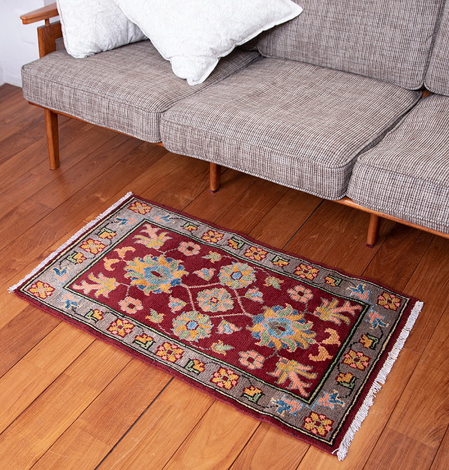 【一点物】パシュトゥンの手織り絨毯 - 98cm x 53cm 4 - 実際に使用する感じで撮影しました