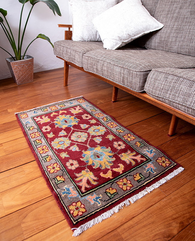 【一点物】パシュトゥンの手織り絨毯 - 98cm x 53cm 5 - 実際に使用する感じで撮影しました