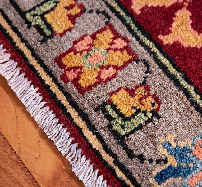 【一点物】パシュトゥンの手織り絨毯 - 98cm x 53cm 9 - フリンジの部分です