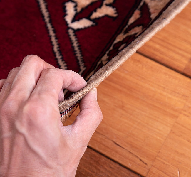 【一点物】パシュトゥンの手織り絨毯 - 83cm x 60cm 13 - 踏み心地のある丁度いい厚みです