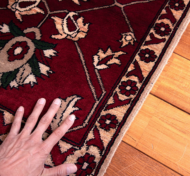【一点物】パシュトゥンの手織り絨毯 - 83cm x 60cm 14 - サイズ比較のために手と一緒に撮影しました