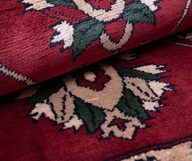 【一点物】パシュトゥンの手織り絨毯 - 83cm x 60cm 2 - 絨毯の質感がわかるように、波立たせて撮影しました