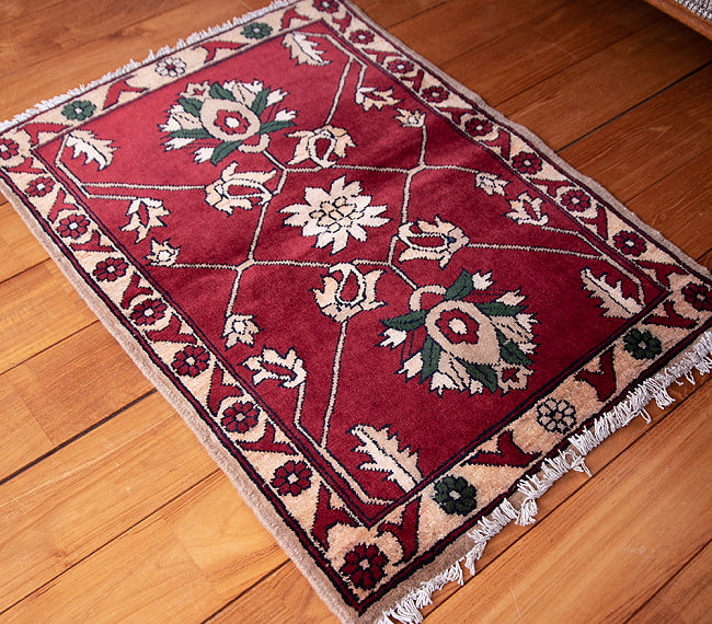 【一点物】パシュトゥンの手織り絨毯 - 83cm x 60cm 6 - 斜めから撮影しました