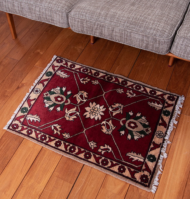 【一点物】パシュトゥンの手織り絨毯 - 83cm x 60cmの写真1枚目です。実際に使用する感じで撮影しましたラグ,バローチ,アンティーク,マット,絨毯,手織り絨毯,パキスタン