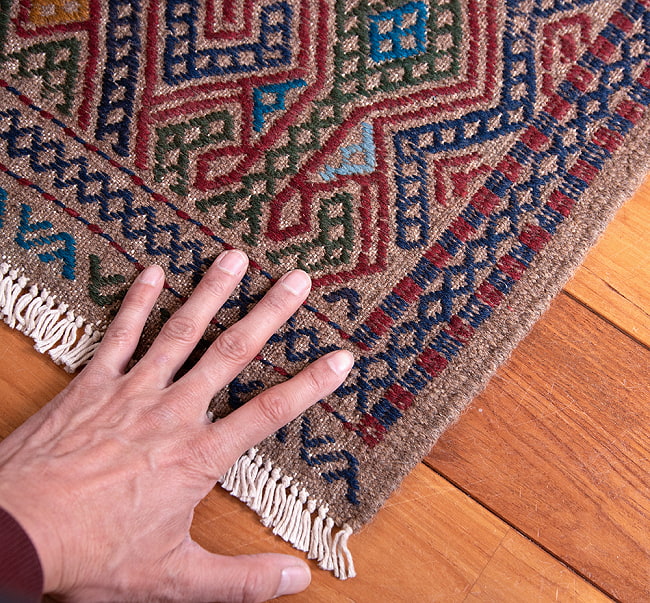 【一点物】バルーチ　カル・ムハマディ族　遊牧民による草木染め手織りトライバルキリム 平織り - 約97cm x 57cm 14 - サイズ比較のために手と一緒に撮影しました