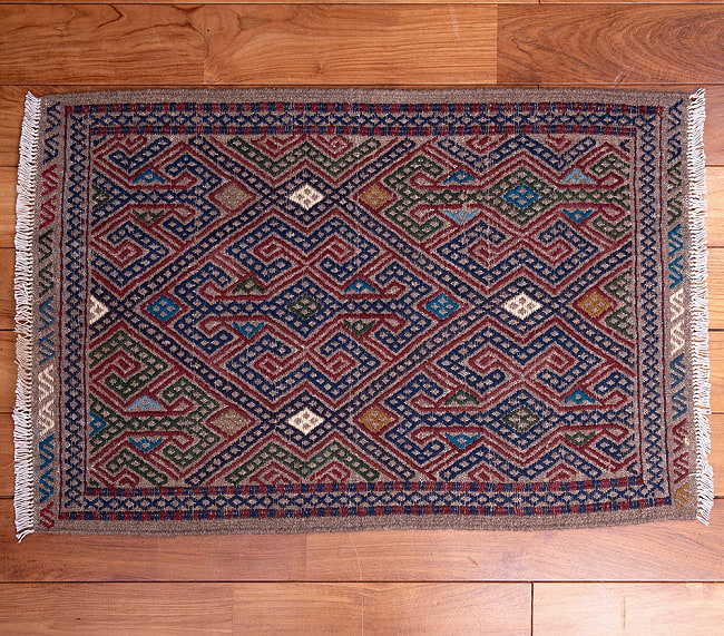 【一点物】バルーチ　カル・ムハマディ族　遊牧民による草木染め手織りトライバルキリム 平織り - 約97cm x 57cm 3 - デザインがわかりやすいように上から撮影しました