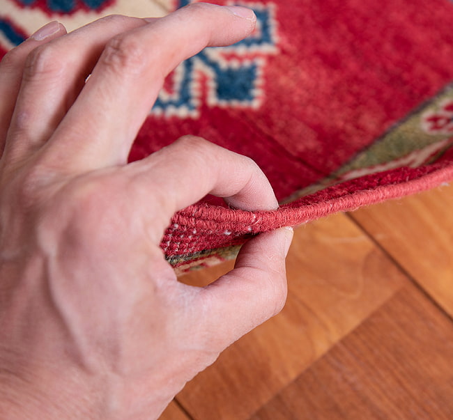 【一点物】パシュトゥンの手織り絨毯 - 89cm x 59cm 13 - 踏み心地のある丁度いい厚みです