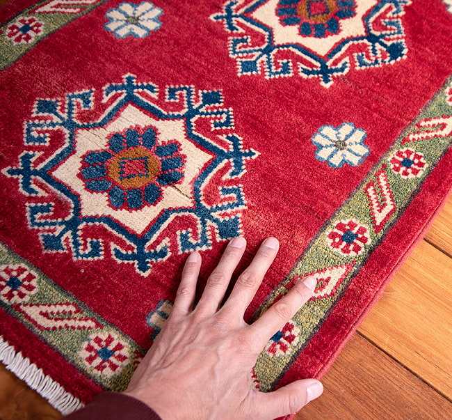 【一点物】パシュトゥンの手織り絨毯 - 89cm x 59cm 15 - サイズ比較のために手と一緒に撮影しました