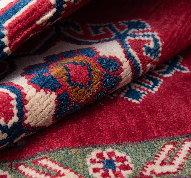 【一点物】パシュトゥンの手織り絨毯 - 89cm x 59cm 2 - 絨毯の質感がわかるように、波立たせて撮影しました