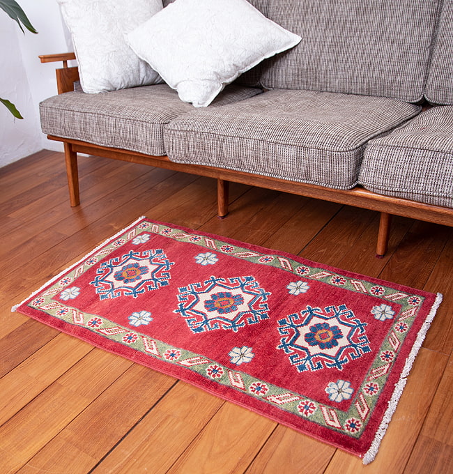 【一点物】パシュトゥンの手織り絨毯 - 89cm x 59cm 4 - 実際に使用する感じで撮影しました