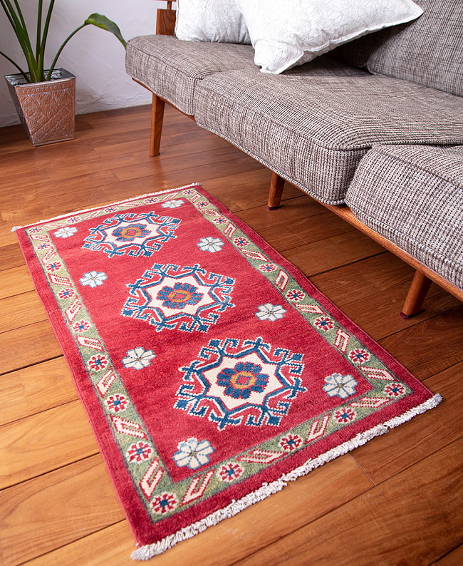 【一点物】パシュトゥンの手織り絨毯 - 89cm x 59cm 5 - 実際に使用する感じで撮影しました