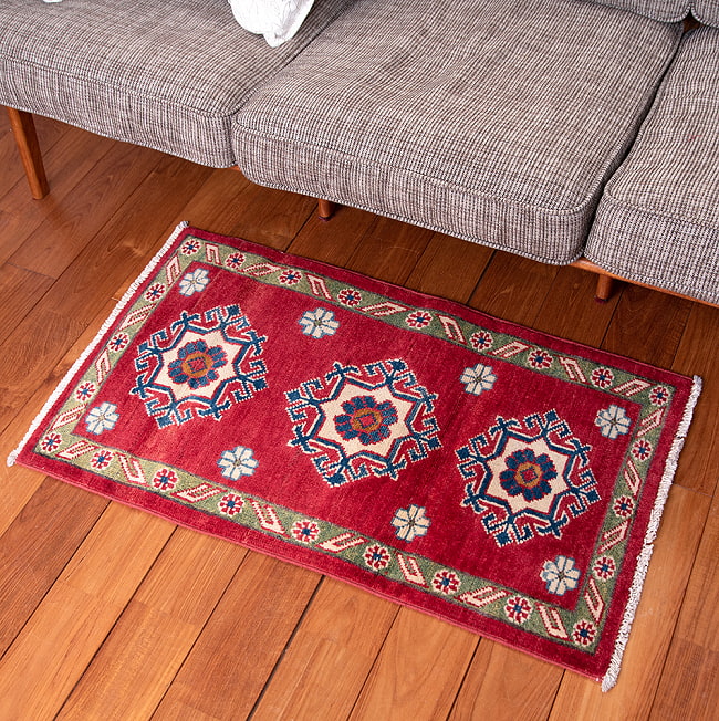 【一点物】パシュトゥンの手織り絨毯 - 89cm x 59cmの写真1枚目です。実際に使用する感じで撮影しましたラグ,バローチ,アンティーク,マット,絨毯,手織り絨毯,パキスタン