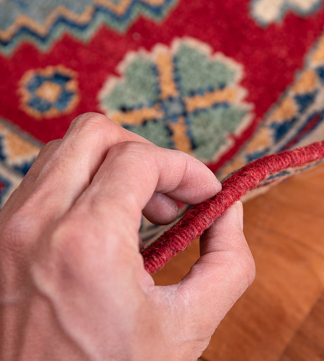 【一点物】パシュトゥンの手織り絨毯 - 99cm x 56cm 12 - 踏み心地のある丁度いい厚みです