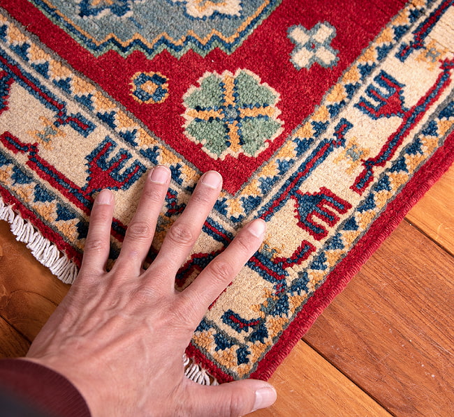 【一点物】パシュトゥンの手織り絨毯 - 99cm x 56cm 14 - サイズ比較のために手と一緒に撮影しました