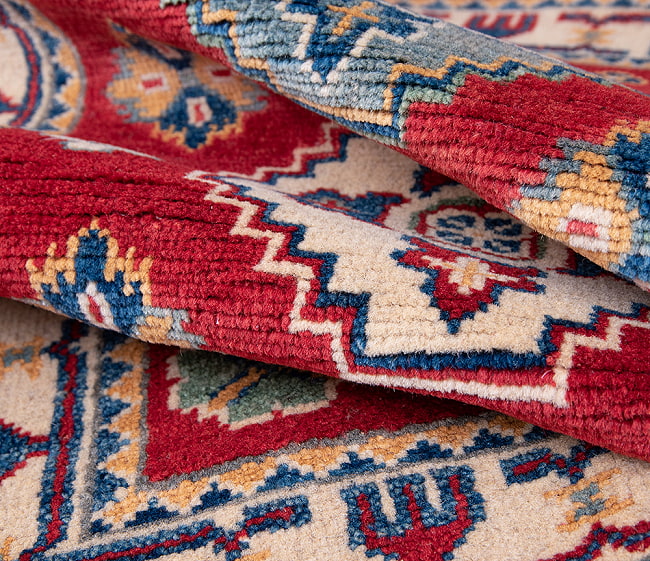【一点物】パシュトゥンの手織り絨毯 - 99cm x 56cm 2 - 絨毯の質感がわかるように、波立たせて撮影しました
