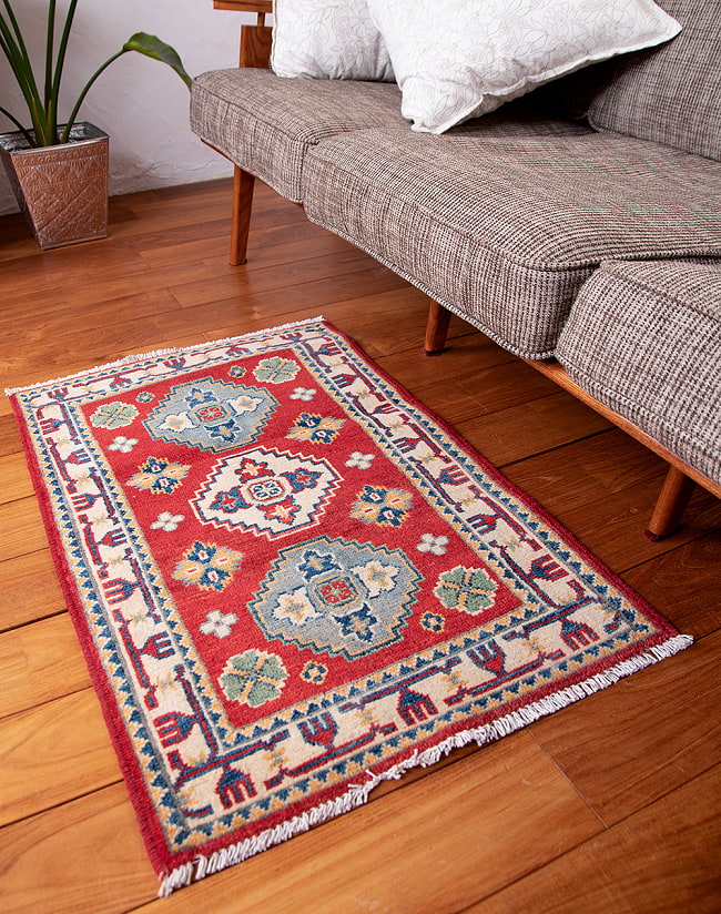 【一点物】パシュトゥンの手織り絨毯 - 99cm x 56cm 5 - 実際に使用する感じで撮影しました