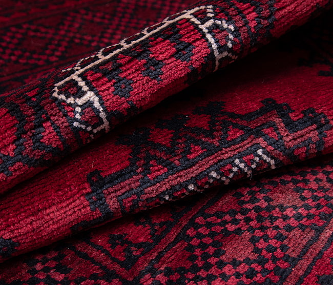 【一点物】パシュトゥンの手織り絨毯 - 85cm x 60cm 2 - 絨毯の質感がわかるように、波立たせて撮影しました