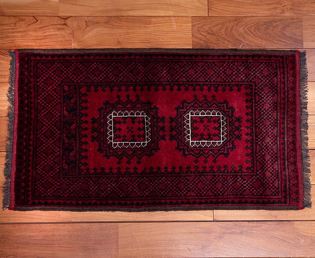 【一点物】パシュトゥンの手織り絨毯 - 85cm x 60cm 3 - 全体のデザインがわかりやすいように、上から撮影しました