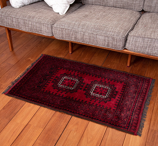 【一点物】パシュトゥンの手織り絨毯 - 85cm x 60cm 4 - 実際に使用する感じで撮影しました