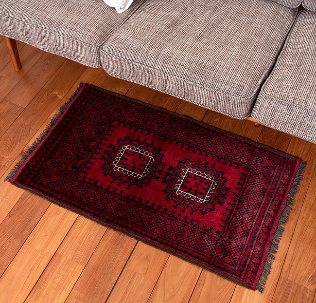 【一点物】パシュトゥンの手織り絨毯 - 85cm x 60cmの写真1枚目です。実際に使用する感じで撮影しましたラグ,バローチ,アンティーク,マット,絨毯,手織り絨毯,パキスタン