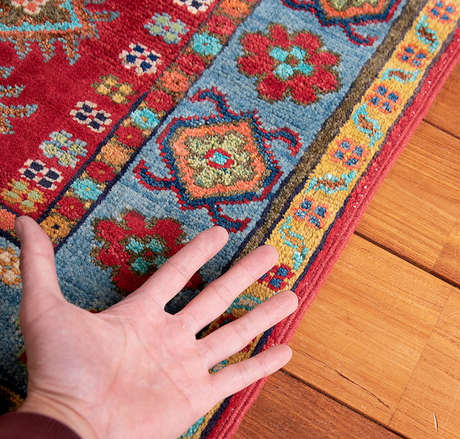 【一点物】パシュトゥンの手織り絨毯 - 100cm x 58cm 13 - サイズ比較のために手と一緒に撮影しました