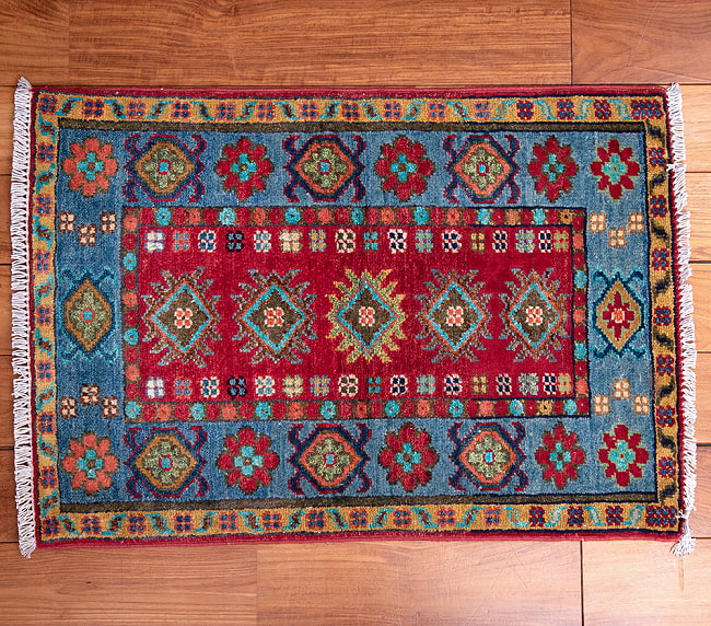 【一点物】パシュトゥンの手織り絨毯 - 100cm x 58cm 3 - 全体のデザインがわかりやすいように、上から撮影しました