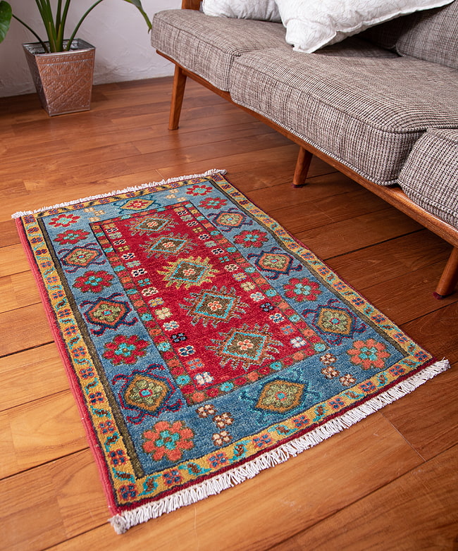 【一点物】パシュトゥンの手織り絨毯 - 100cm x 58cm 5 - 実際に使用する感じで撮影しました