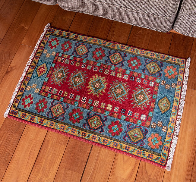 【一点物】パシュトゥンの手織り絨毯 - 100cm x 58cmの写真1枚目です。実際に使用する感じで撮影しましたラグ,バローチ,アンティーク,マット,絨毯,手織り絨毯,パキスタン