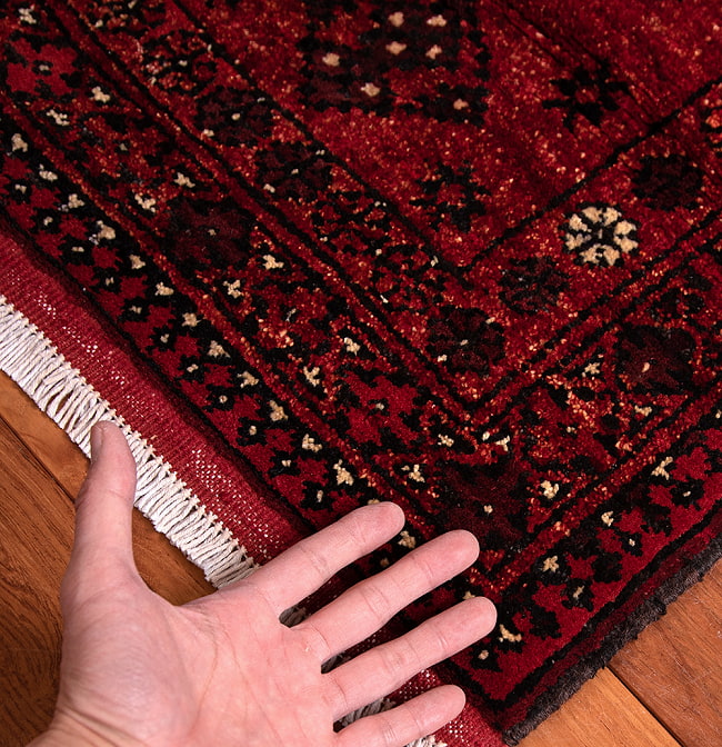 【一点物】パシュトゥンの手織り絨毯 - 86cm x 64cm 16 - サイズ比較のために手と一緒に撮影しました