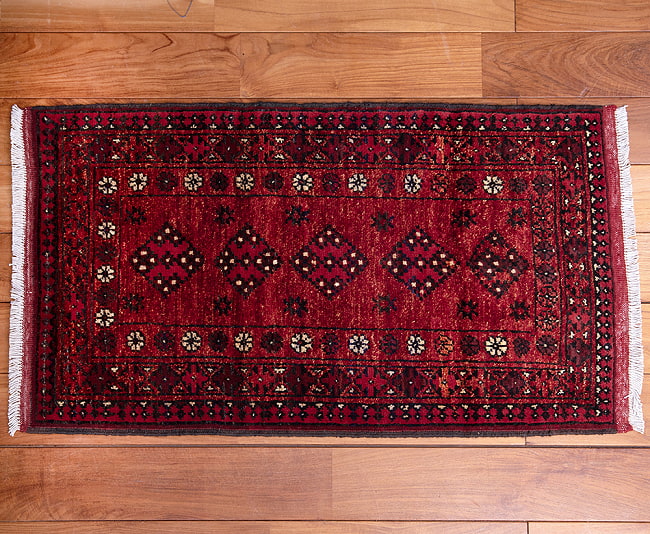 【一点物】パシュトゥンの手織り絨毯 - 86cm x 64cm 3 - 全体のデザインがわかりやすいように、上から撮影しました