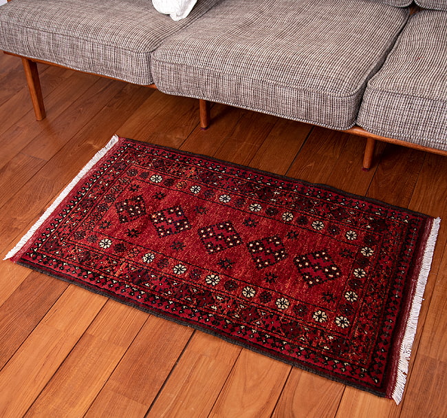 【一点物】パシュトゥンの手織り絨毯 - 86cm x 64cm 4 - 実際に使用する感じで撮影しました