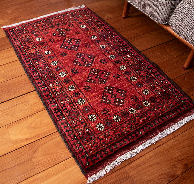 【一点物】パシュトゥンの手織り絨毯 - 86cm x 64cm 5 - 実際に使用する感じで撮影しました
