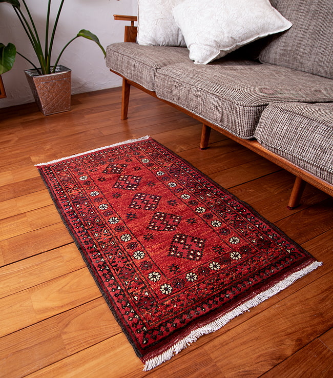 【一点物】パシュトゥンの手織り絨毯 - 86cm x 64cm 6 - 実際に使用する感じで撮影しました