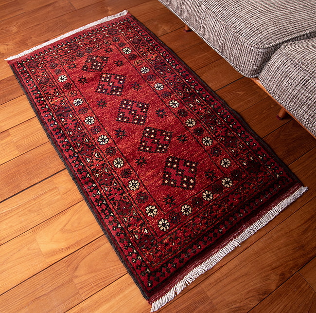 【一点物】パシュトゥンの手織り絨毯 - 86cm x 64cm 7 - 実際に使用する感じで撮影しました