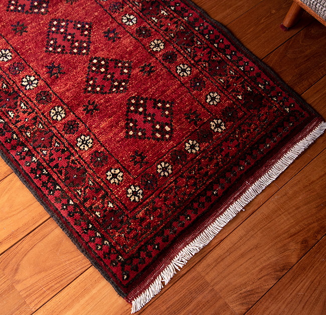 【一点物】パシュトゥンの手織り絨毯 - 86cm x 64cm 8 - 斜めから撮影しました