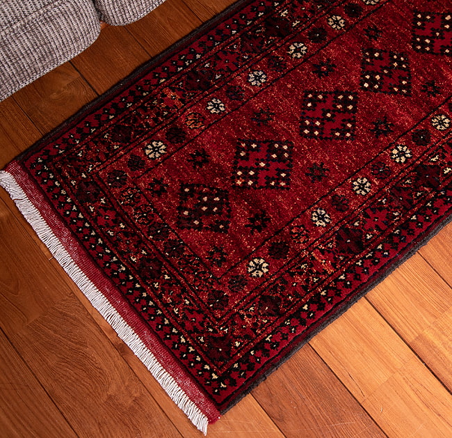 【一点物】パシュトゥンの手織り絨毯 - 86cm x 64cm 9 - 斜めから撮影しました